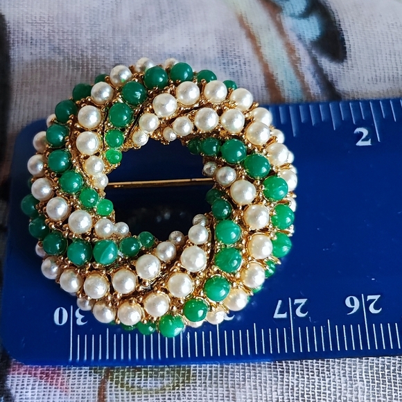 Unsigned Jomaz Mazer Vintage Gold Tone Green Faux Pearl & Faux Jade Round Brooch - Picture 5 of 5
